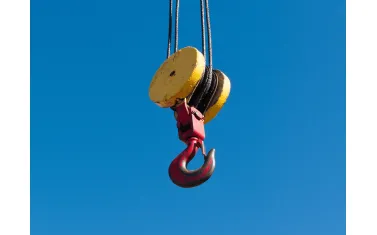 Manual and Electric Hoists – How to Choose the Right One Manual and Electric Hoists – How to Choose the Right One